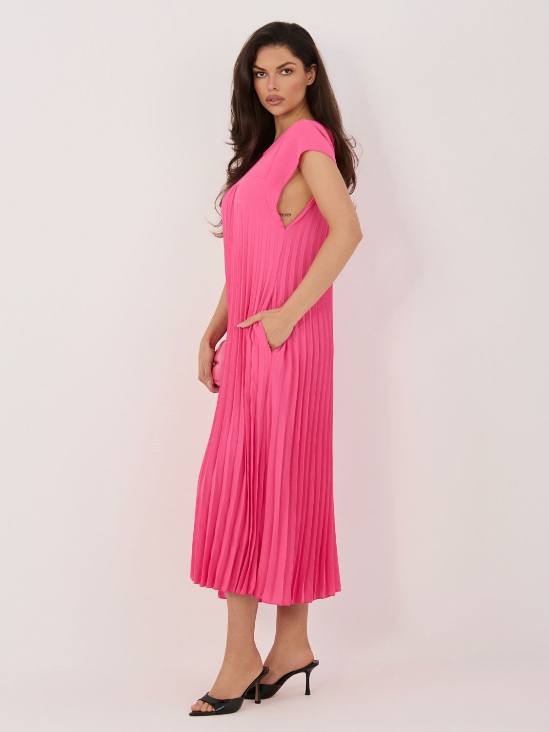 Elegantna rožnata midi obleka z žepi
