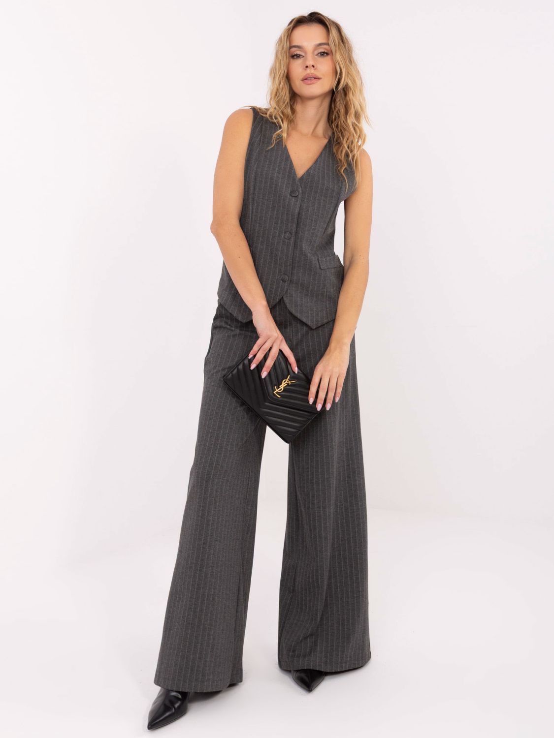 Elegantni sivi ženski telovnik s črtami