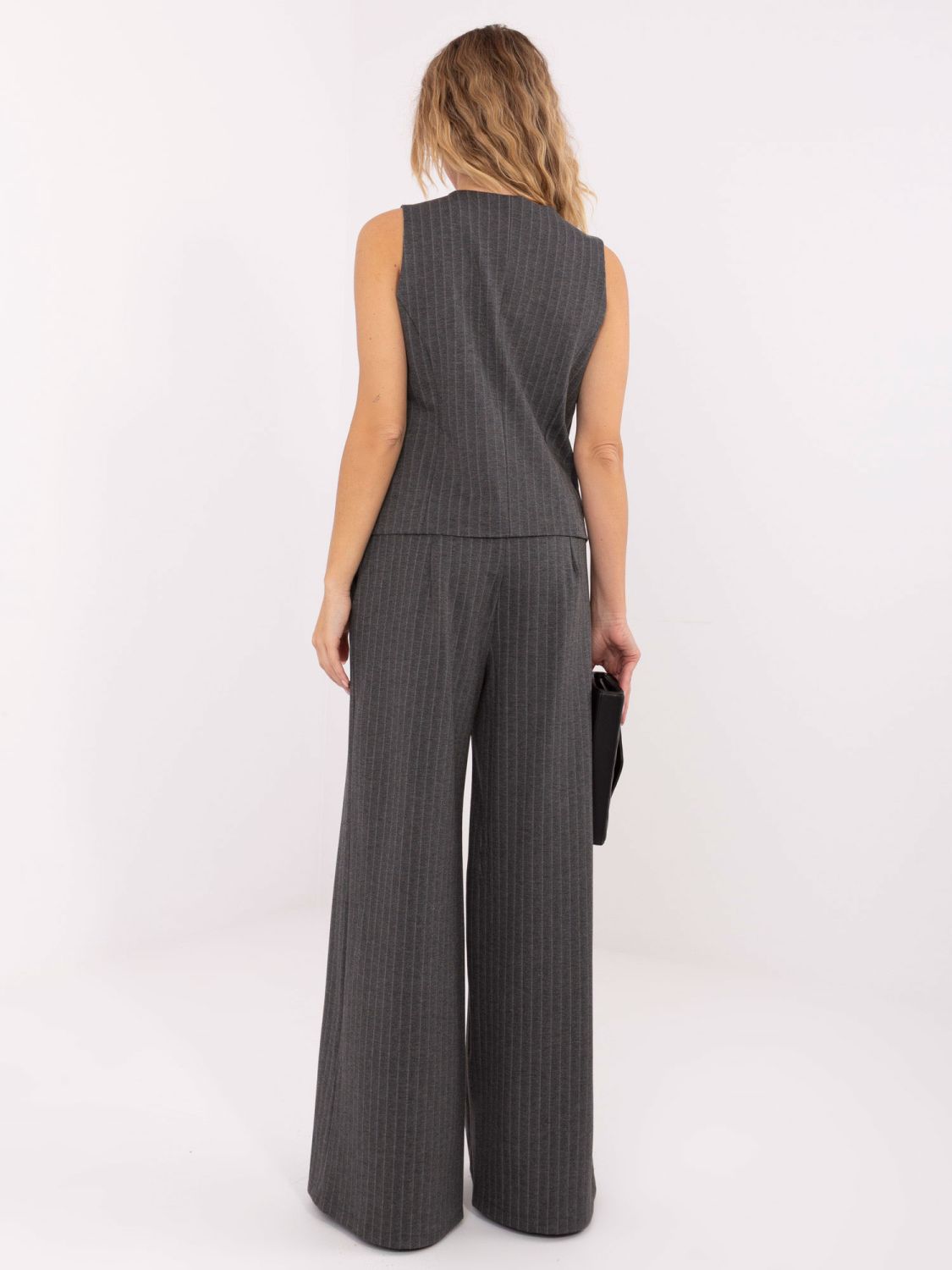 Elegantni sivi ženski telovnik s črtami