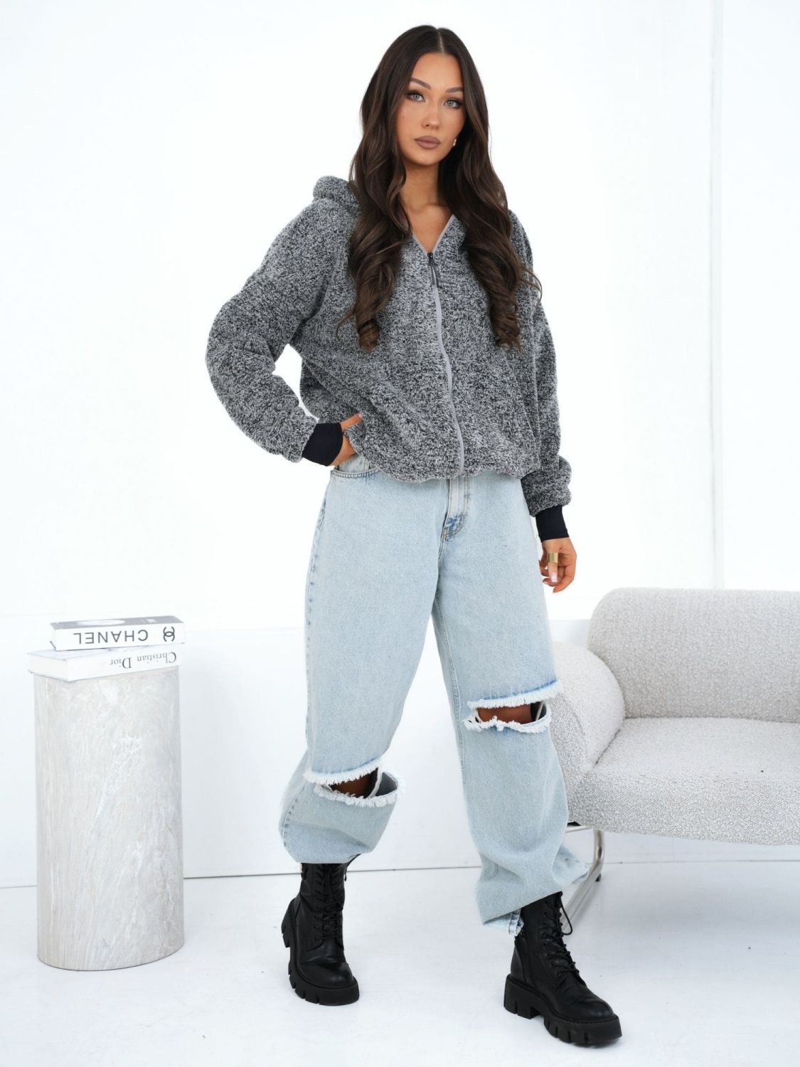 Ženska siva jopa s kapuco in zadrgo