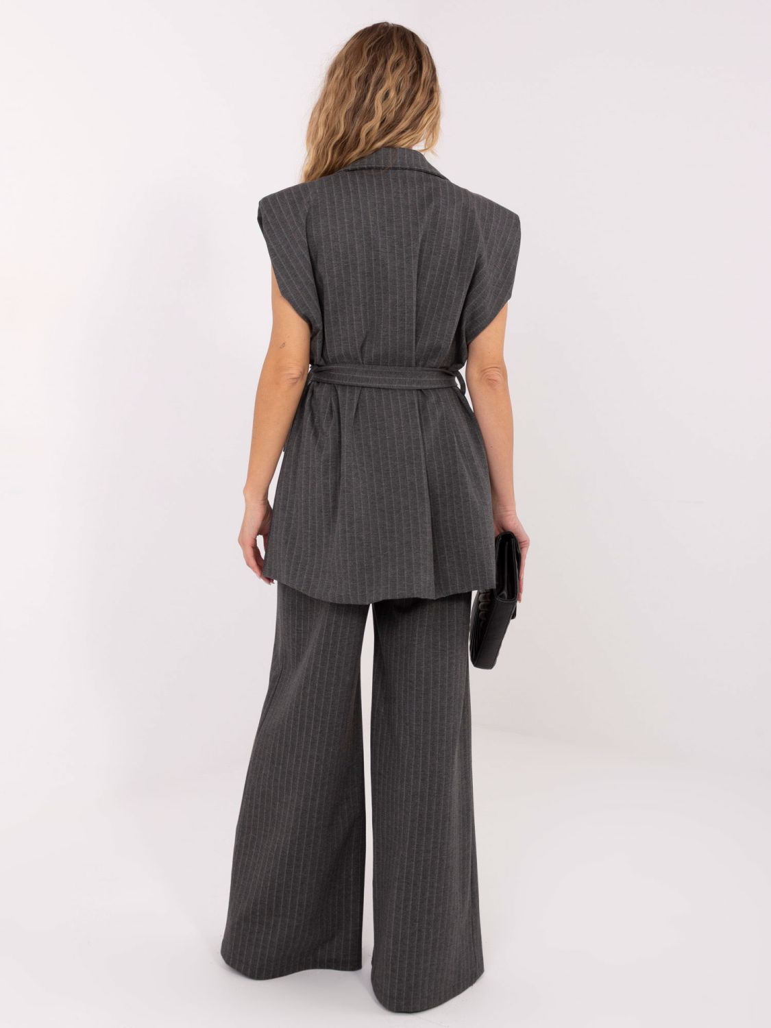 Elegantni sivi črtasti telovnik s pasom