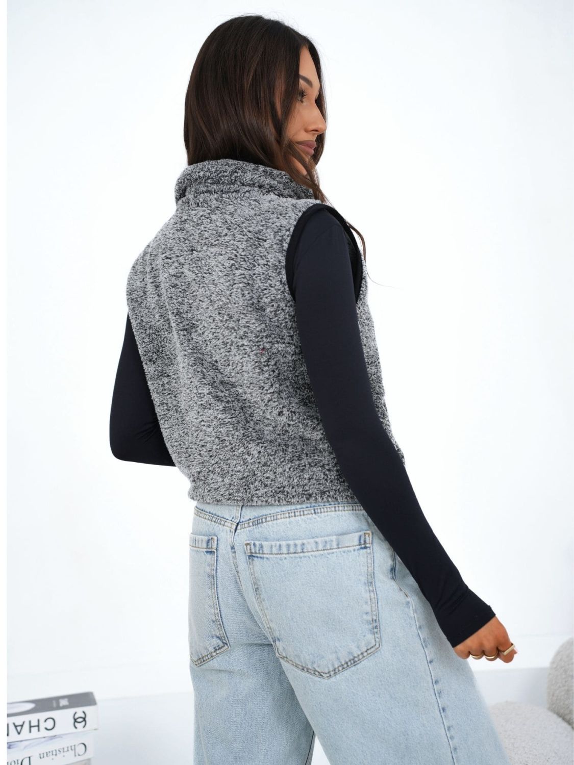 Ženska temno siva krznena brezrokavnica