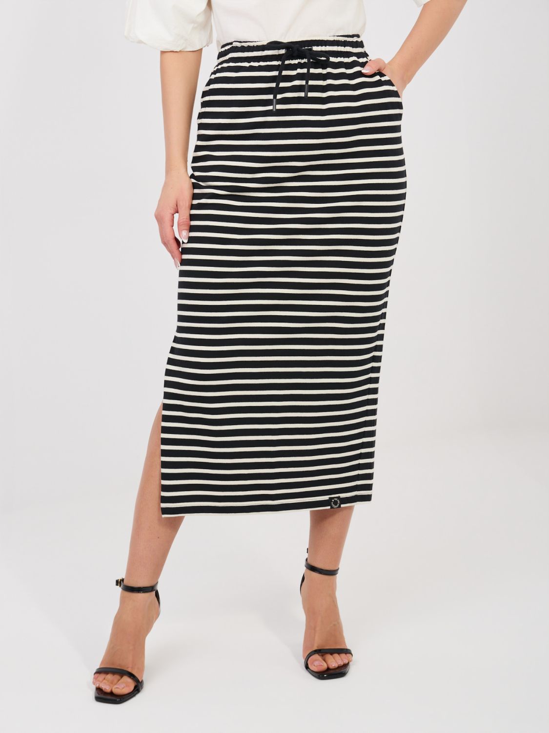 Črno midi krilo s črtami in žepi