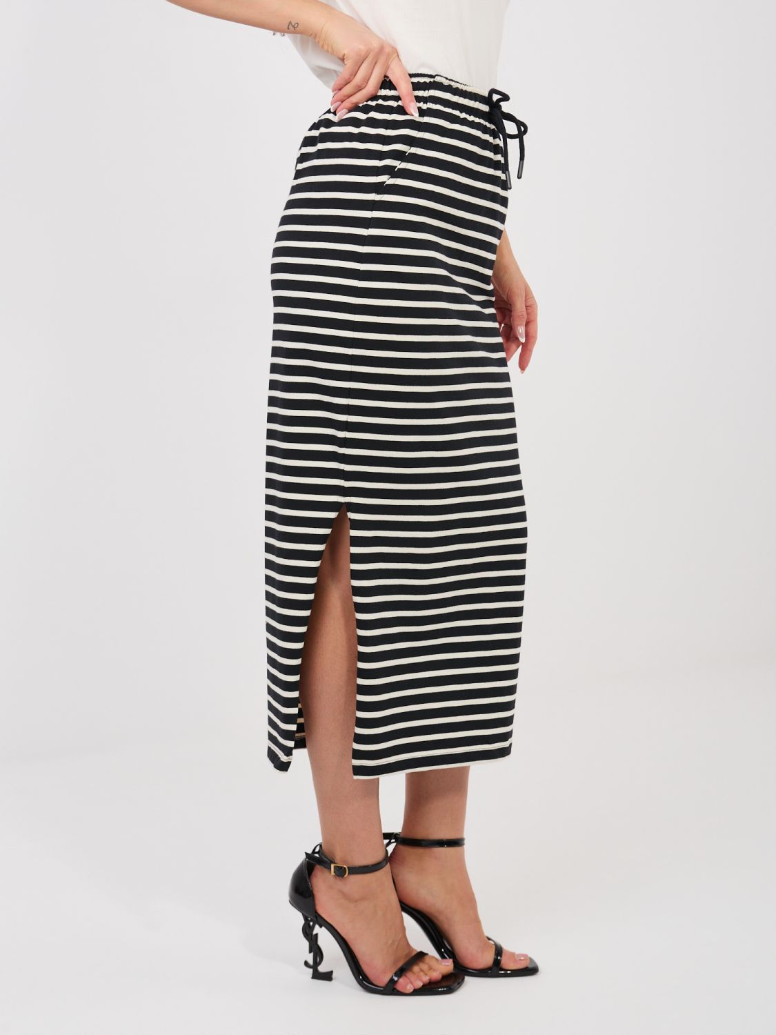 Črno midi krilo s črtami in žepi