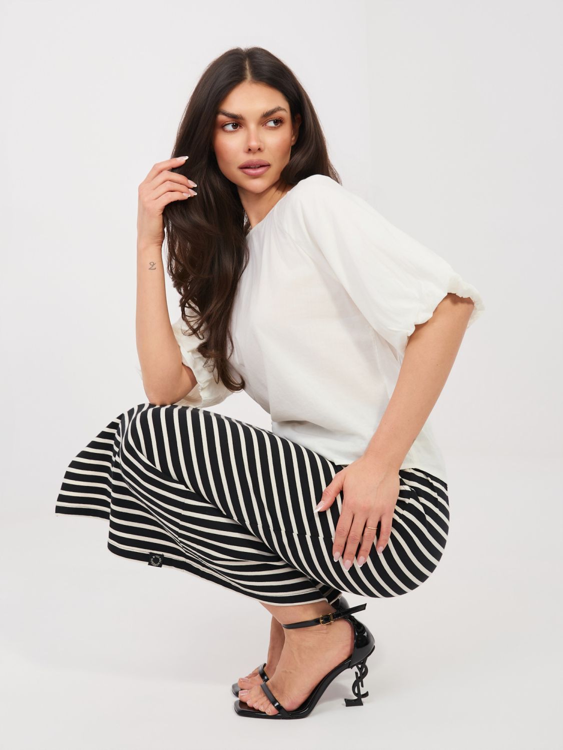 Črno midi krilo s črtami in žepi