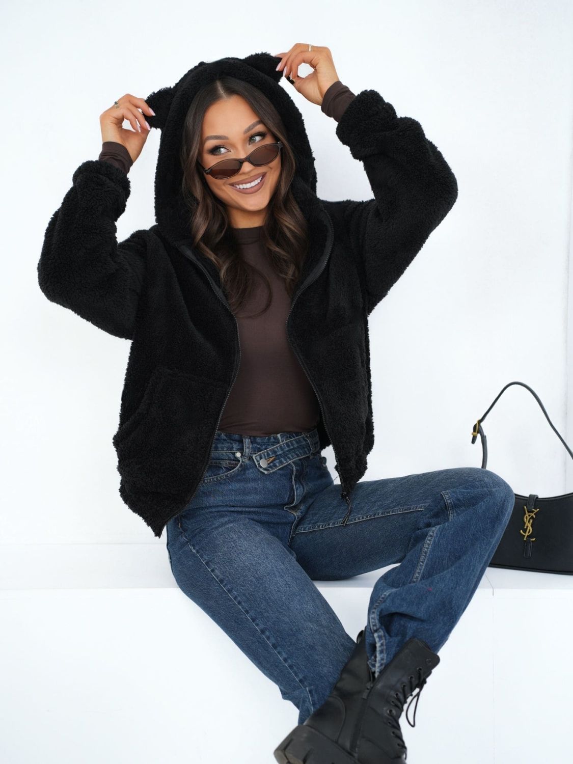 Črna kapucarica z zadrgo