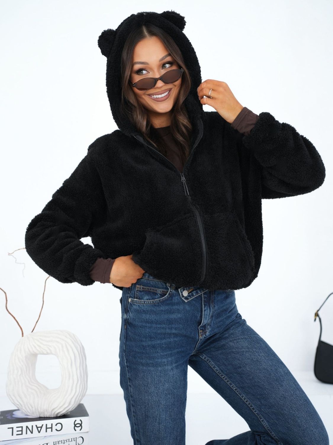 Črna kapucarica z zadrgo