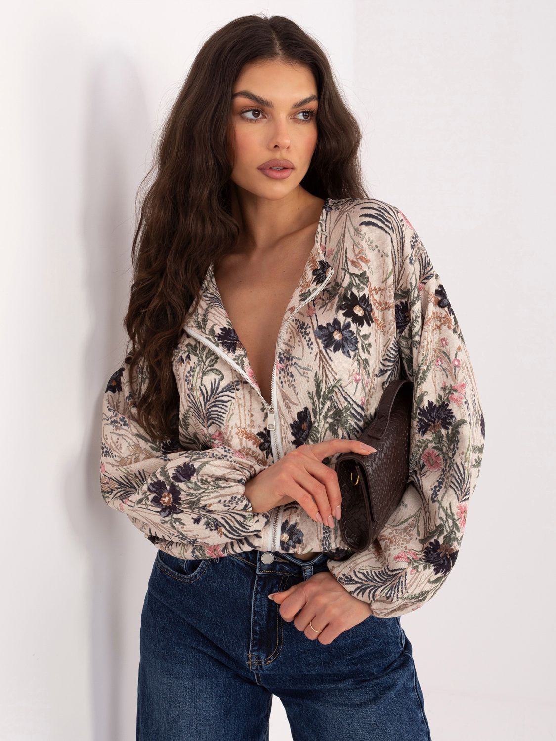 Črna bomber jakna s cvetličnim vzorcem in napihnjenimi rokavi