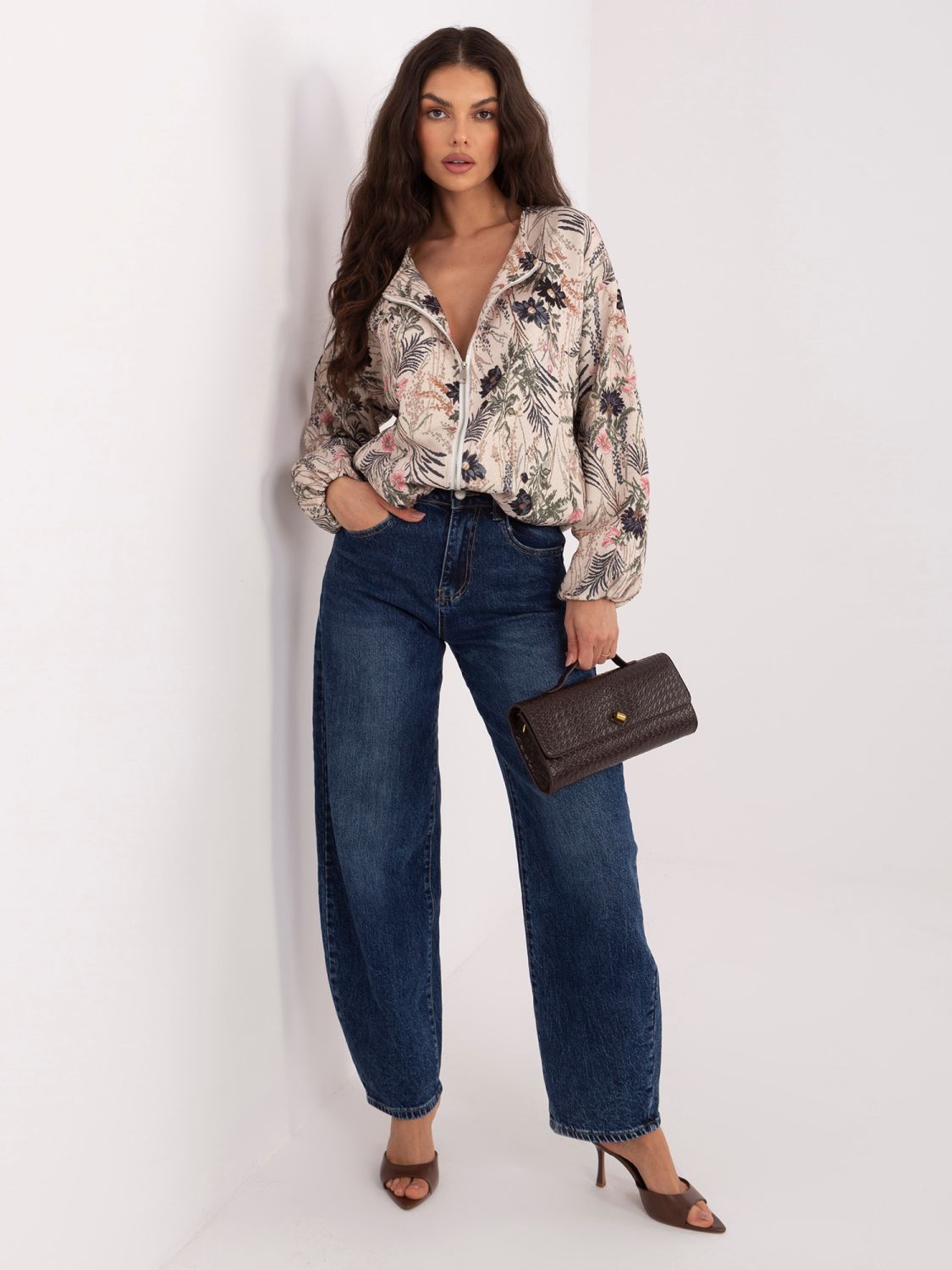 Črna bomber jakna s cvetličnim vzorcem in napihnjenimi rokavi