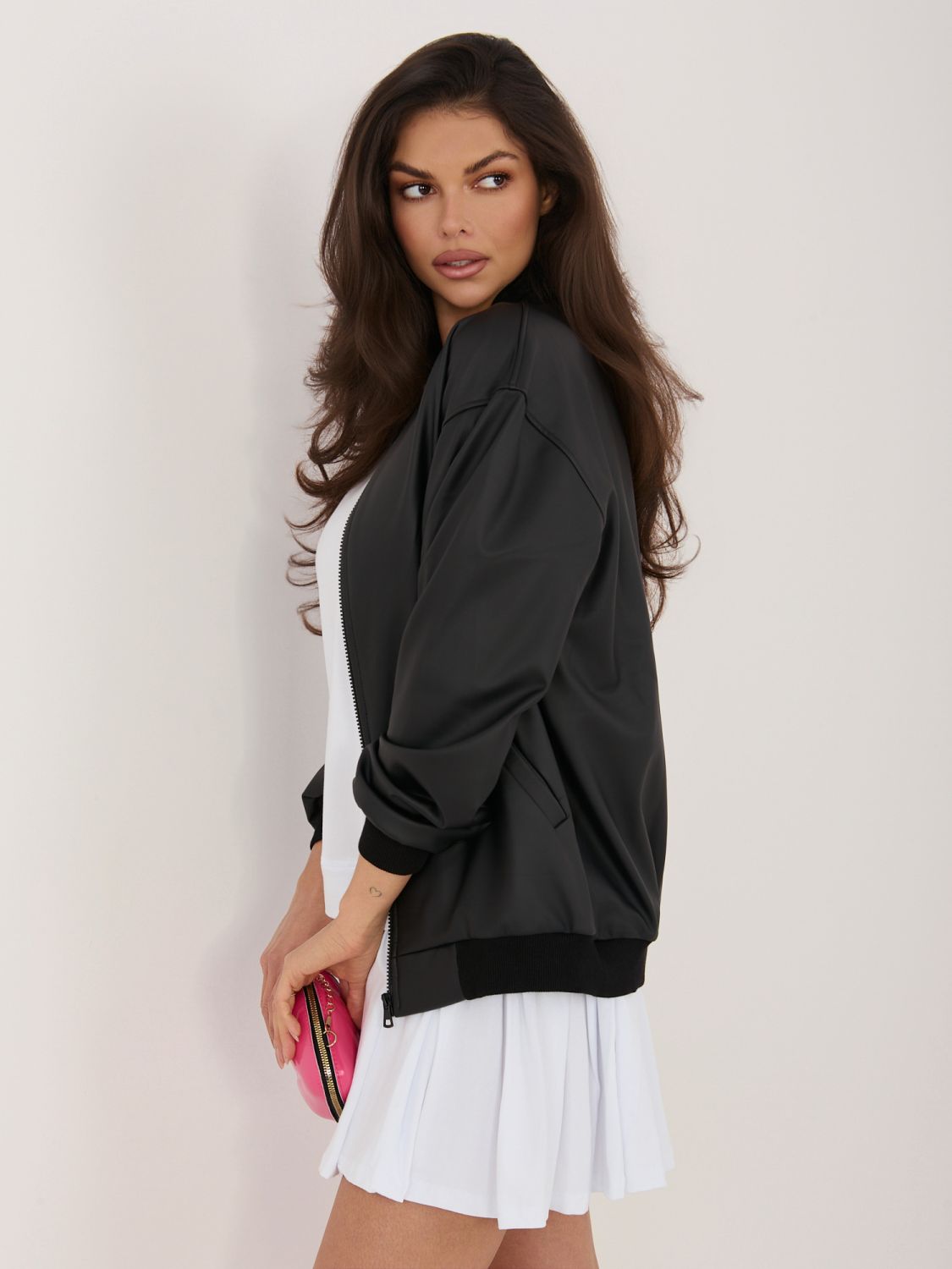 Črna prehodna jakna iz umetnega usnja s stoječim ovratnikom