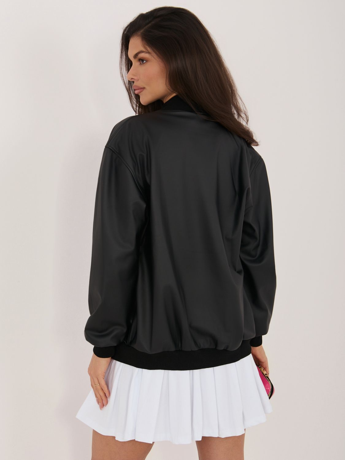 Črna prehodna jakna iz umetnega usnja s stoječim ovratnikom