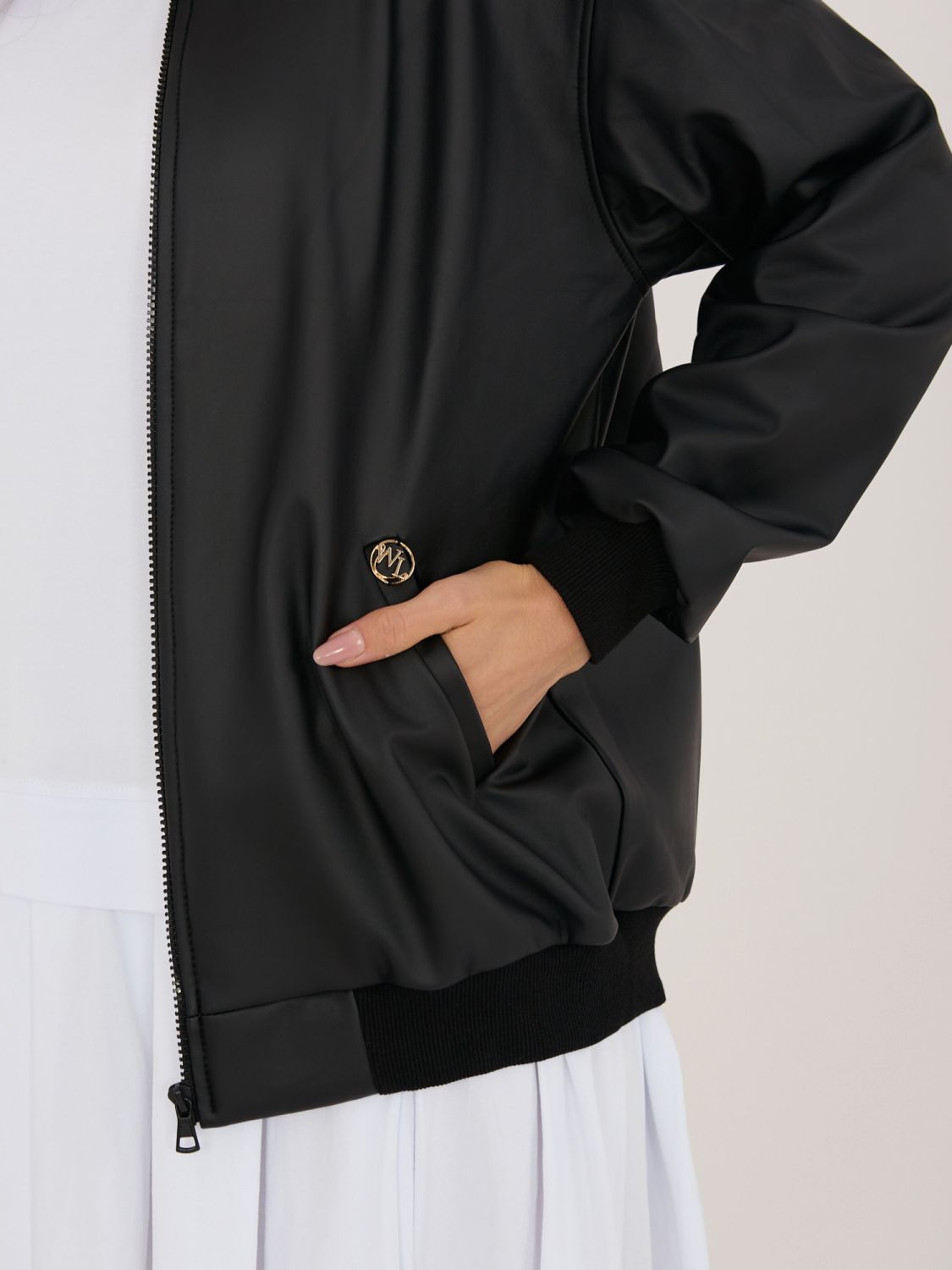 Črna prehodna jakna iz umetnega usnja s stoječim ovratnikom