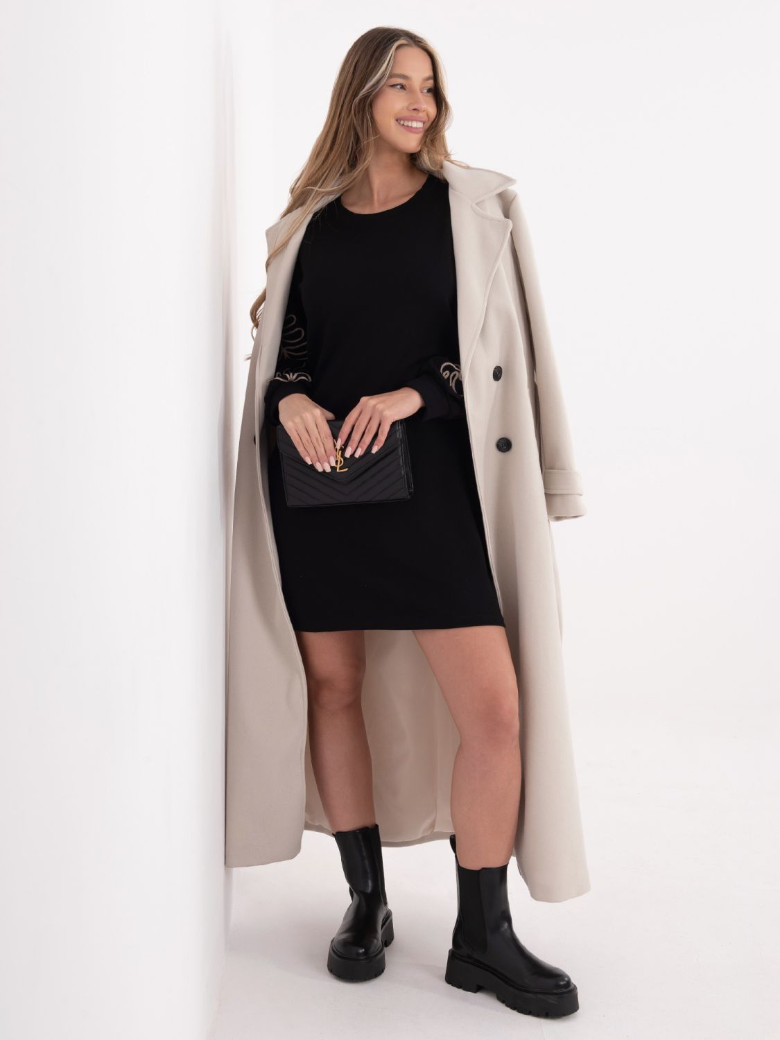 Kratka črna obleka z vezenjem in napihnjenimi rokavi