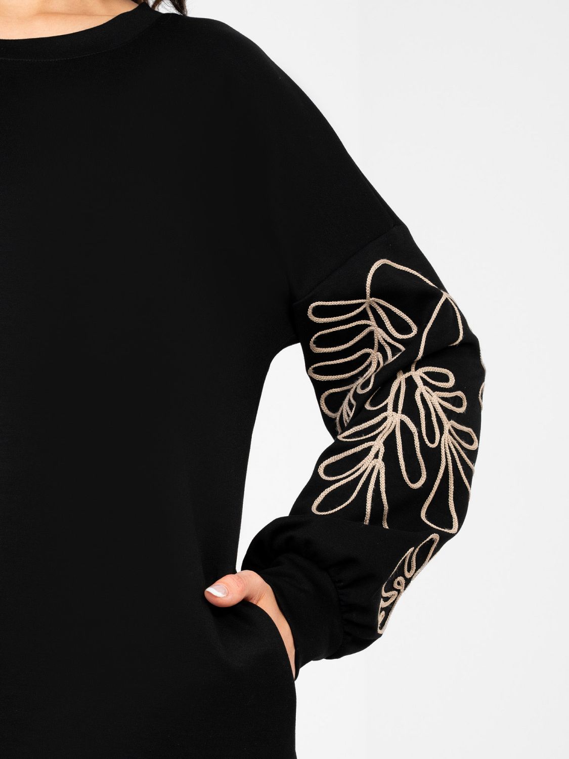 Črna mini obleka z vezenjem in napihnjenimi rokavi