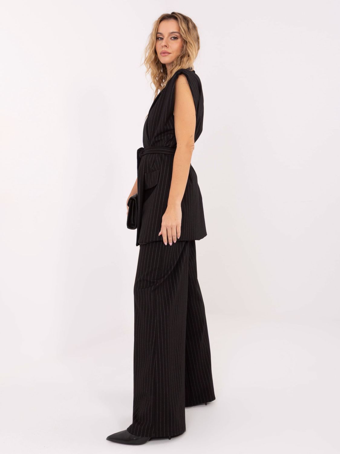 Elegantni črn črtast telovnik s pasom