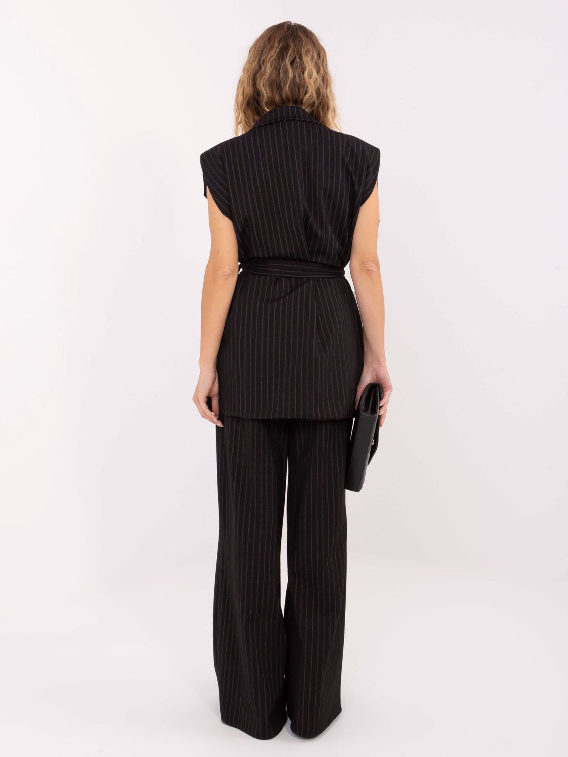 Elegantni črn črtast telovnik s pasom