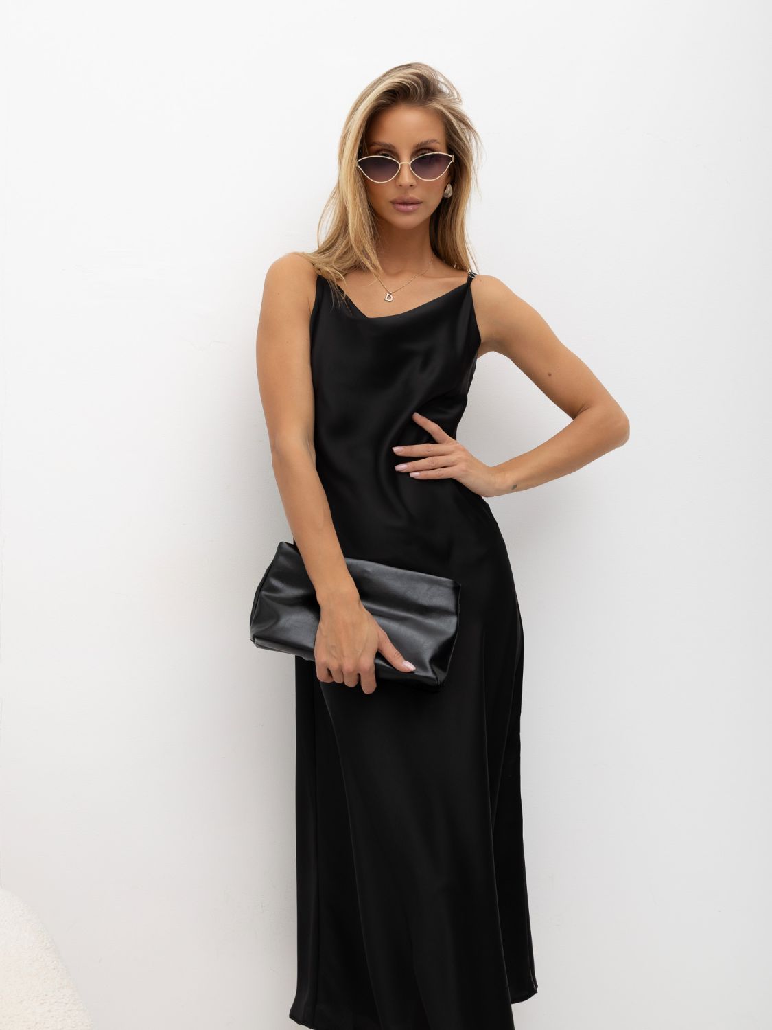 Elegantna črna midi obleka z nastavljivimi naramnicami