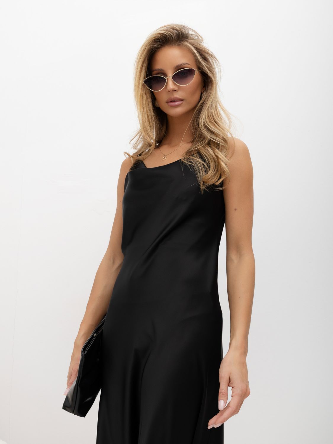 Elegantna črna midi obleka z nastavljivimi naramnicami