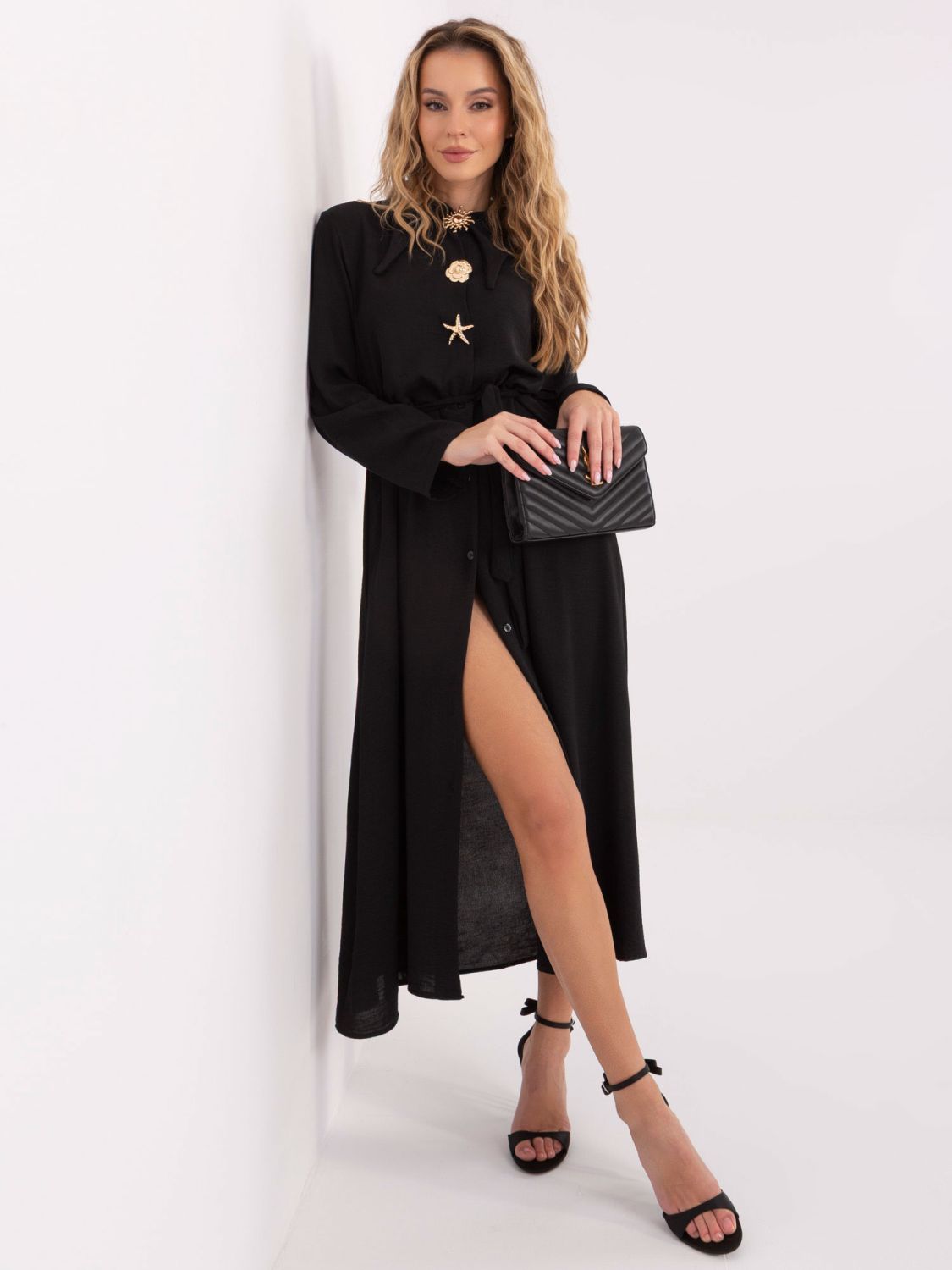 Črna razširjena midi obleka s pasom in broško