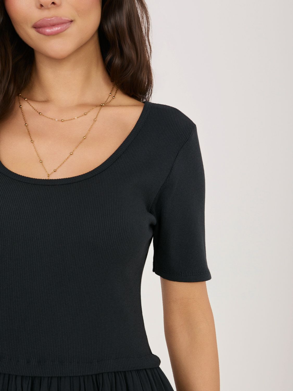 Črna razširjena midi obleka s podlogo