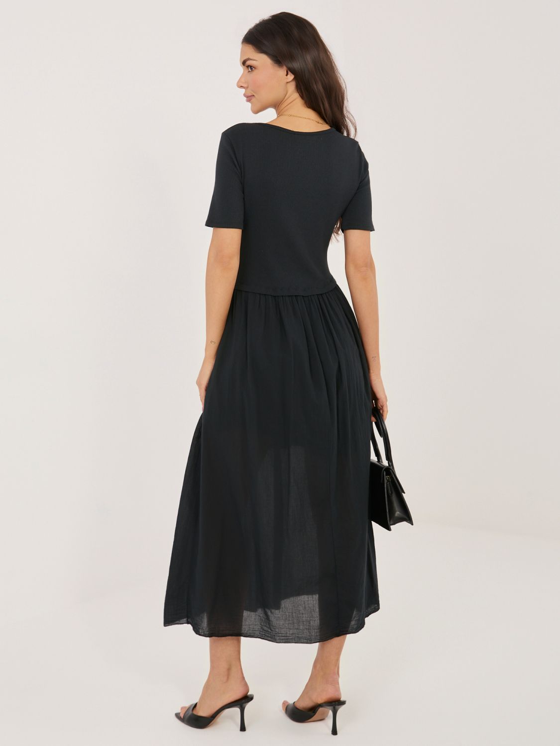 Črna razširjena midi obleka s podlogo