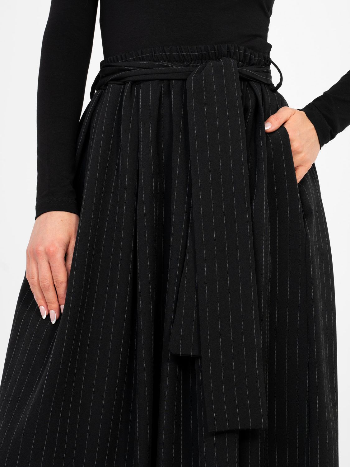 Elegantno črno midi krilo s pasom in žepi