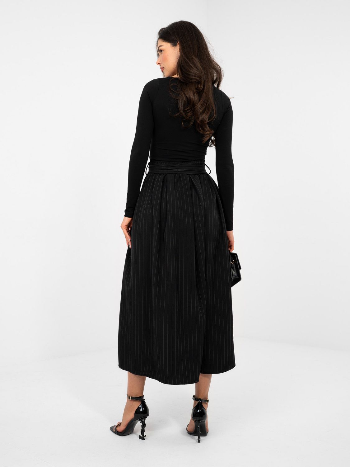 Elegantno črno midi krilo s pasom in žepi