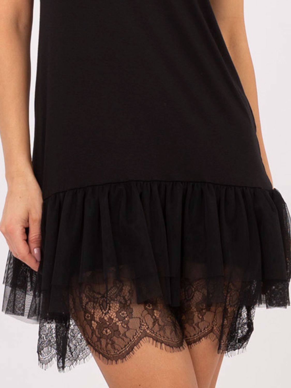 Črna razširjena mini obleka s čipko