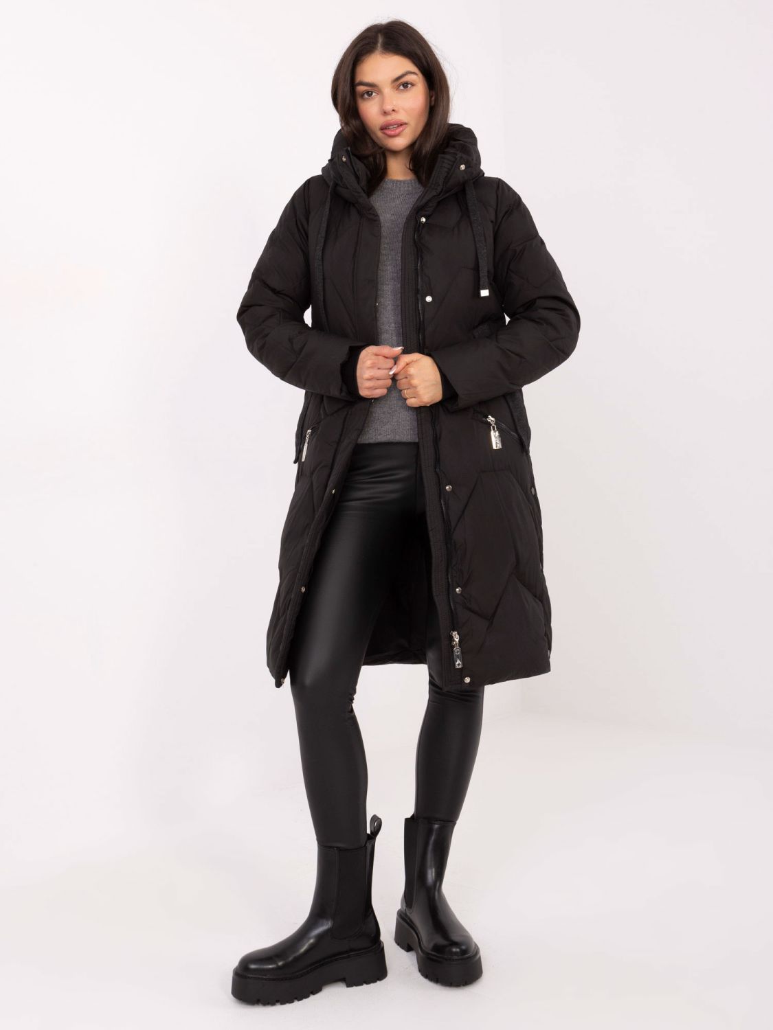 Dolg črn prešit plašč s kapuco