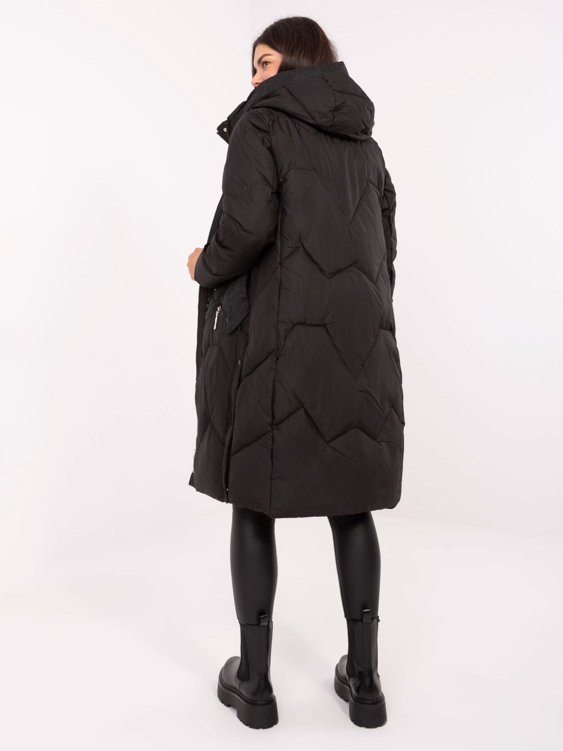 Dolg črn prešit plašč s kapuco