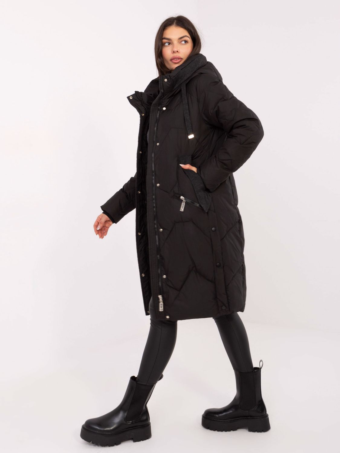 Dolg črn prešit plašč s kapuco