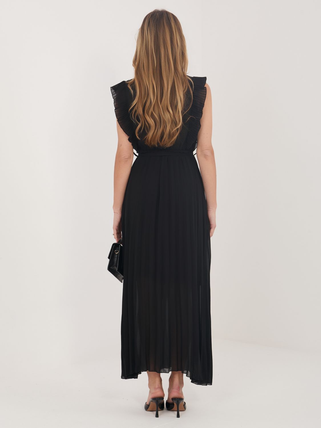 Črna razširjena midi obleka s pasom