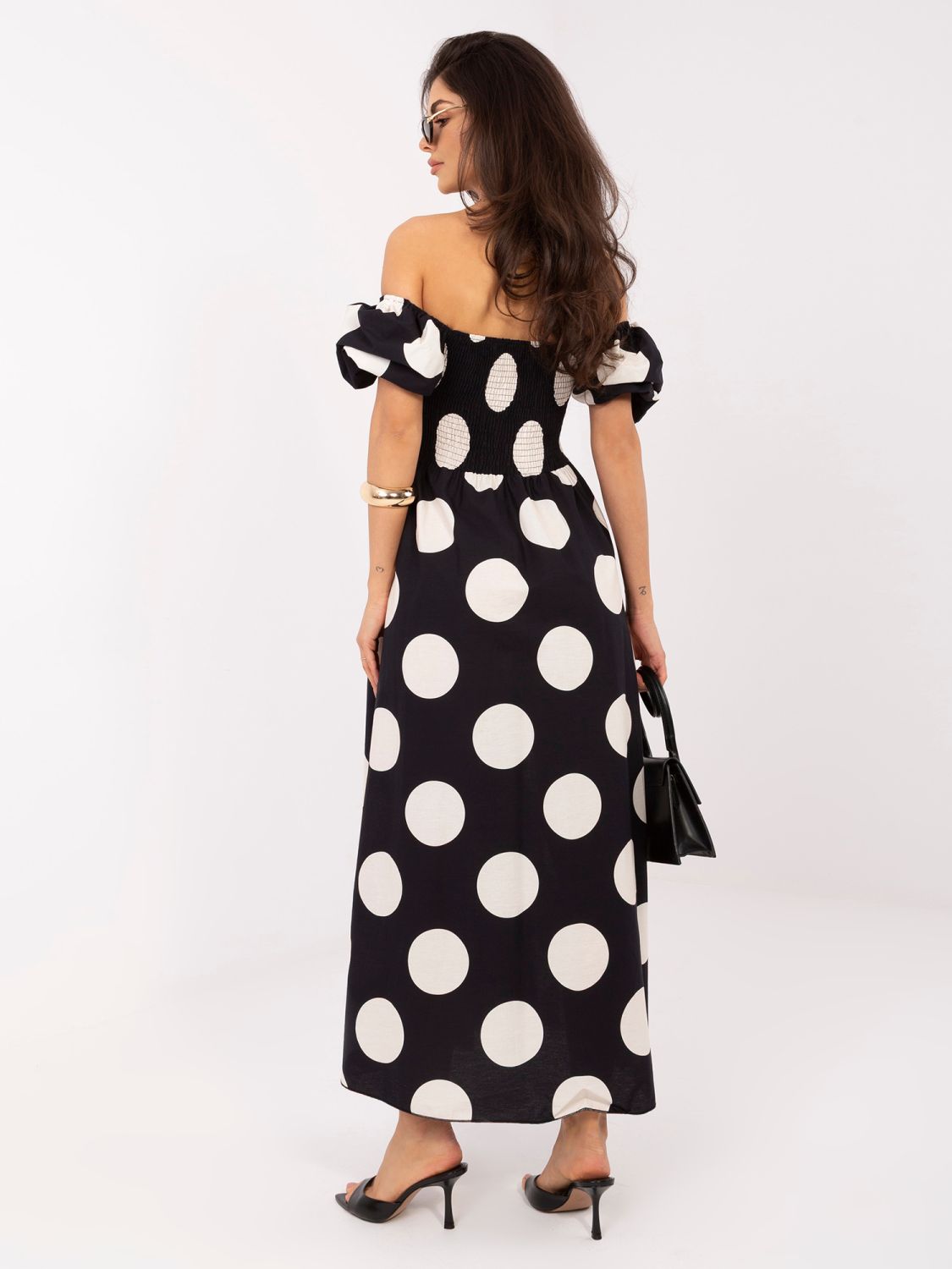 Črna maksi obleka s pikami in odprtimi rameni