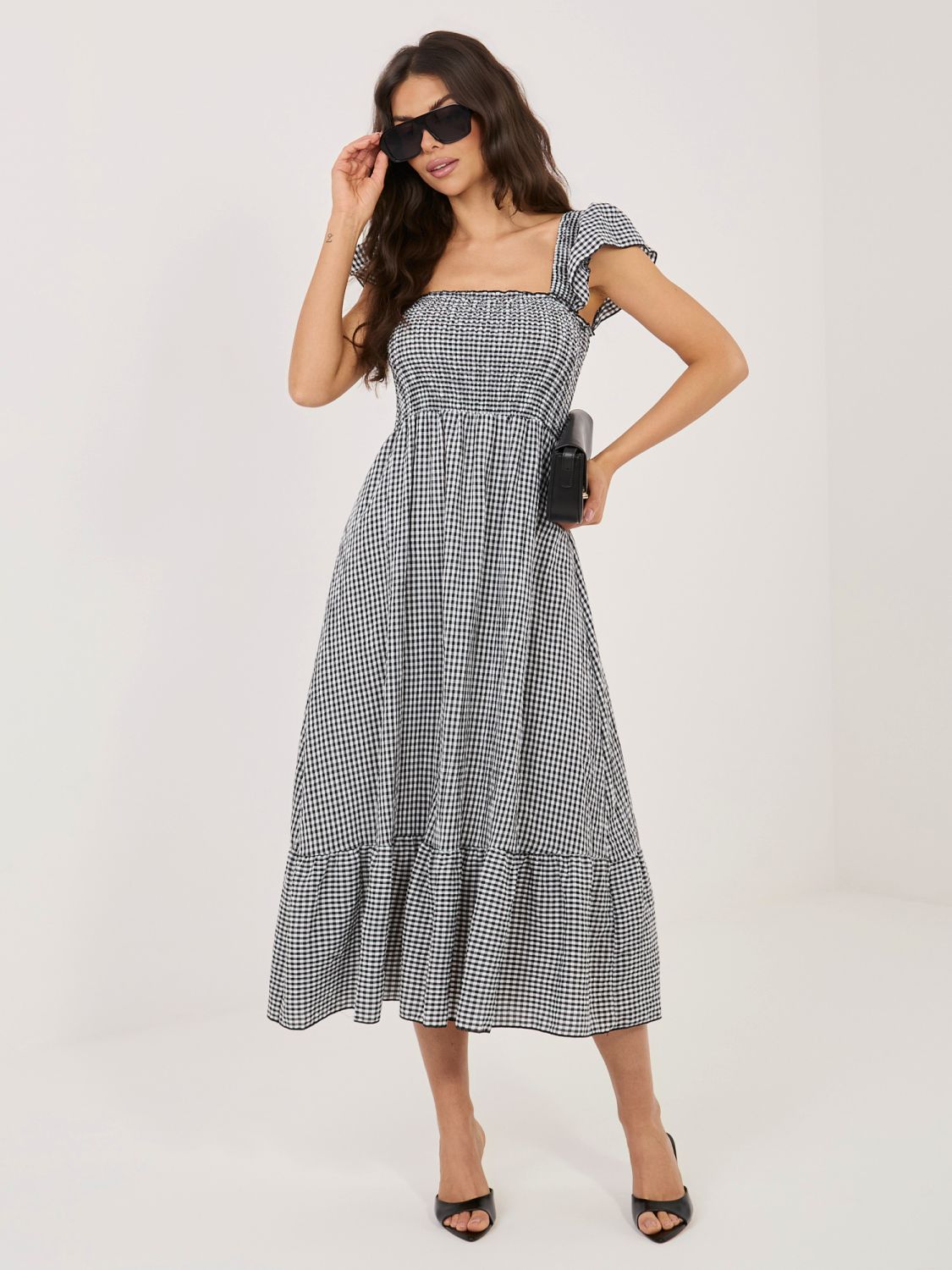 Črna midi obleka s karo vzorcem in volanom