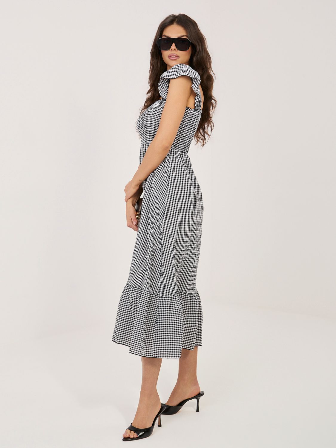 Črna midi obleka s karo vzorcem in volanom