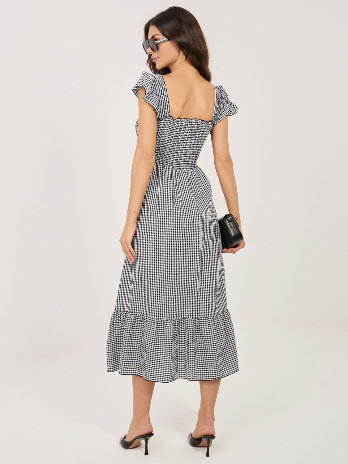 Črna midi obleka s karo vzorcem in volanom