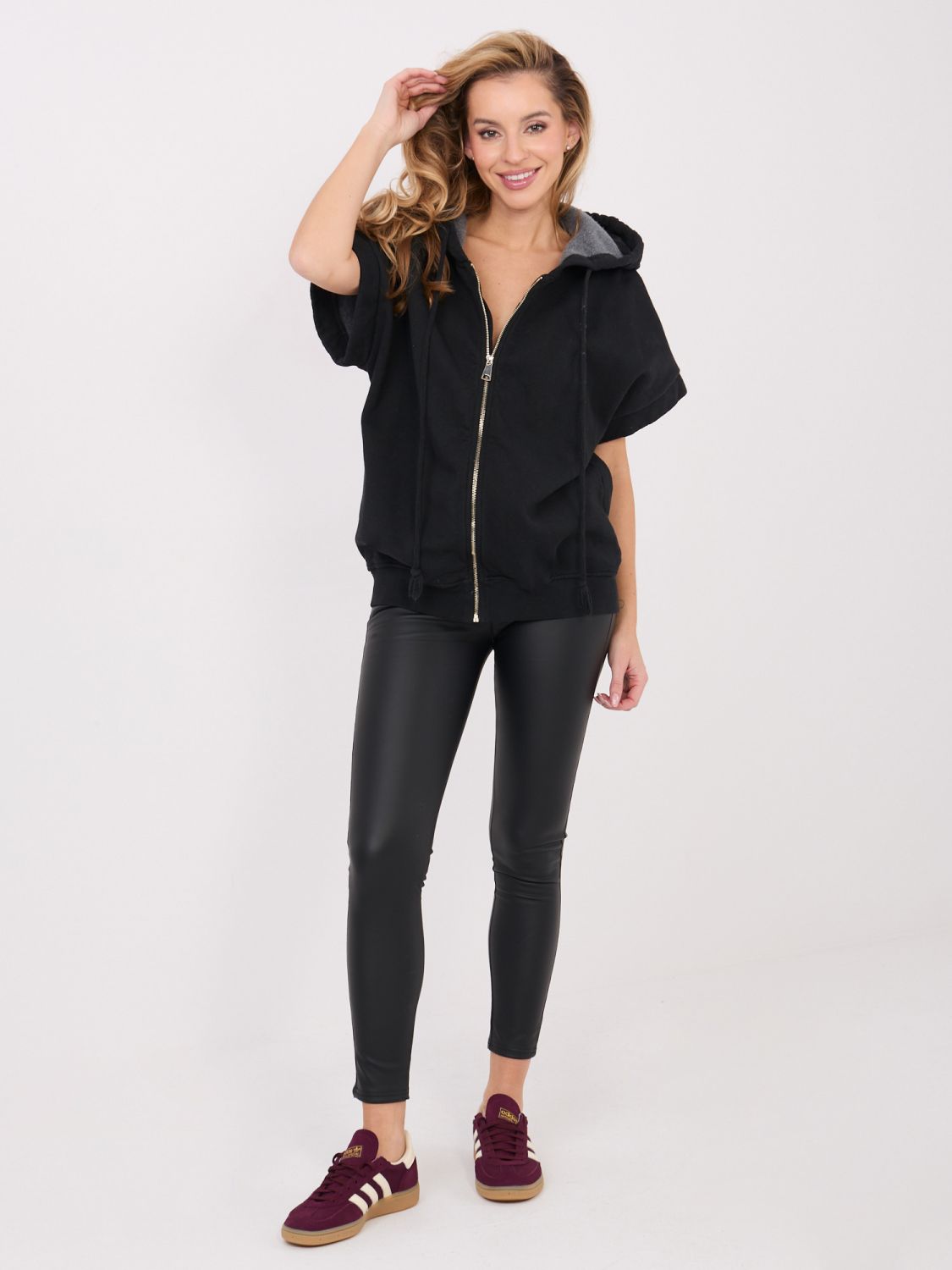 Črna bombažna jopa s kapuco in zadrgo