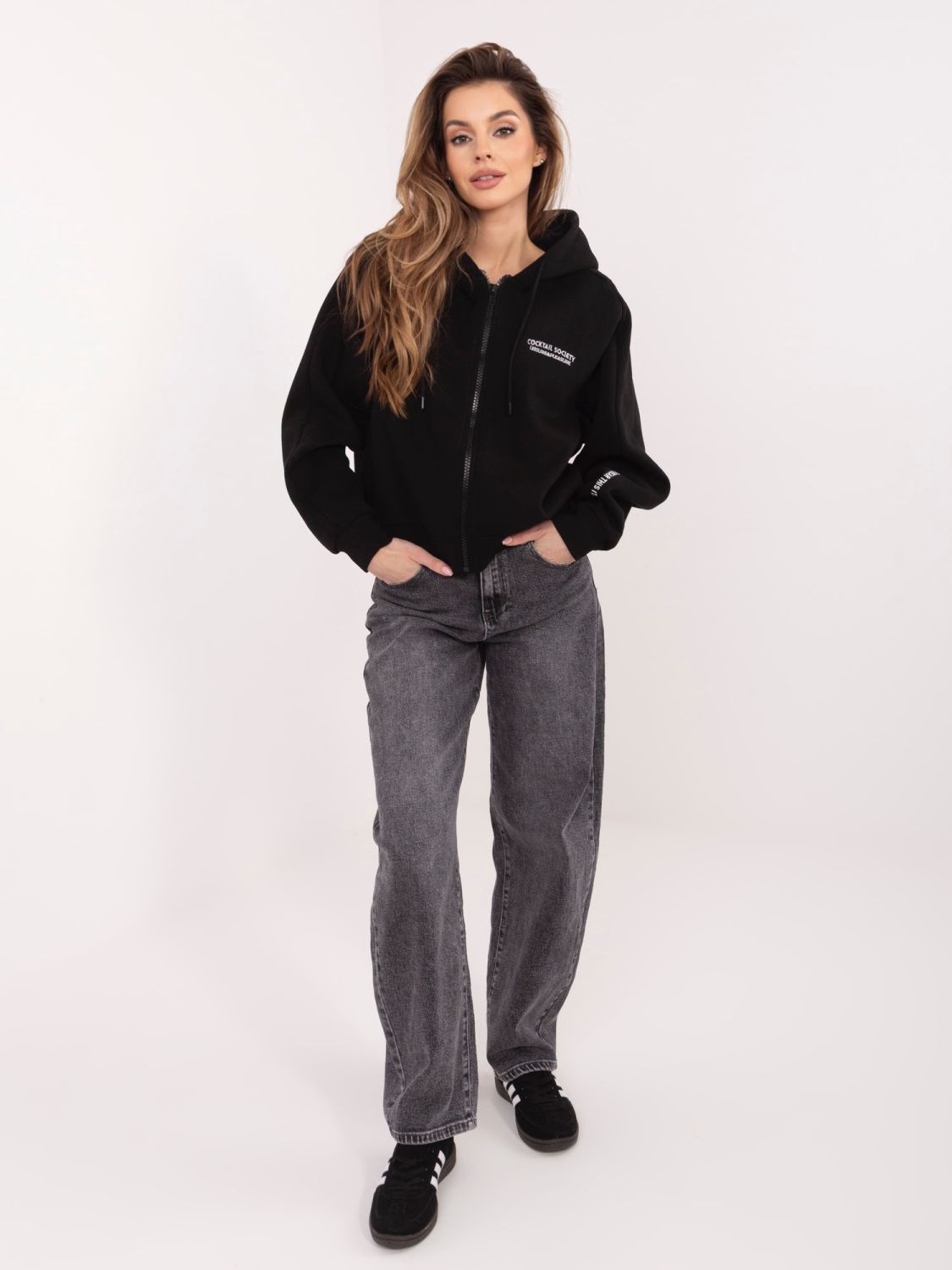 Kratka črna kapucarica z zadrgo