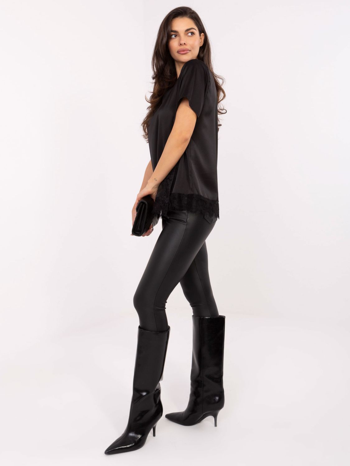 Elegantna črna bluza s čipko