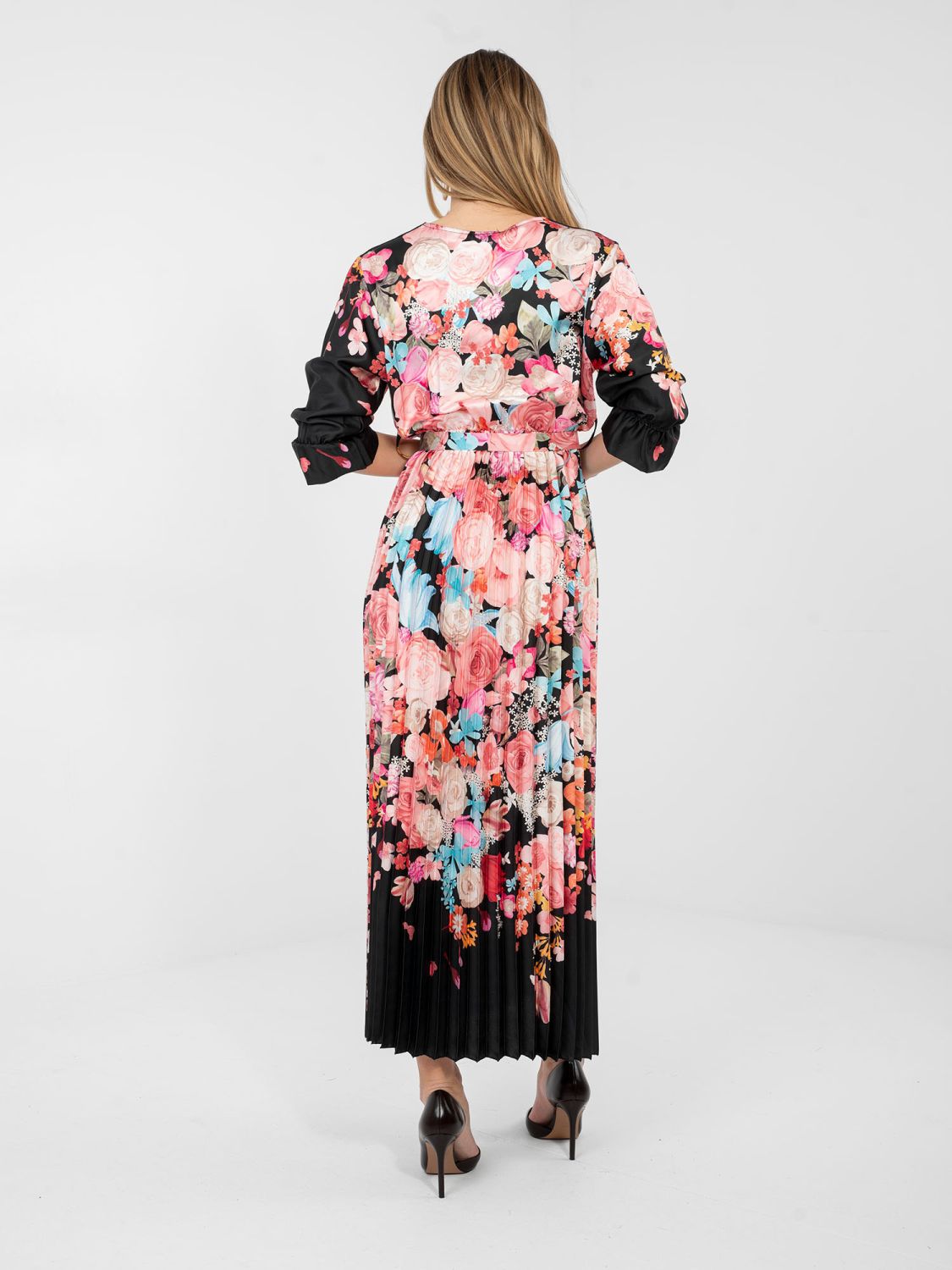Črna maksi obleka s cvetličnim vzorcem in pasom