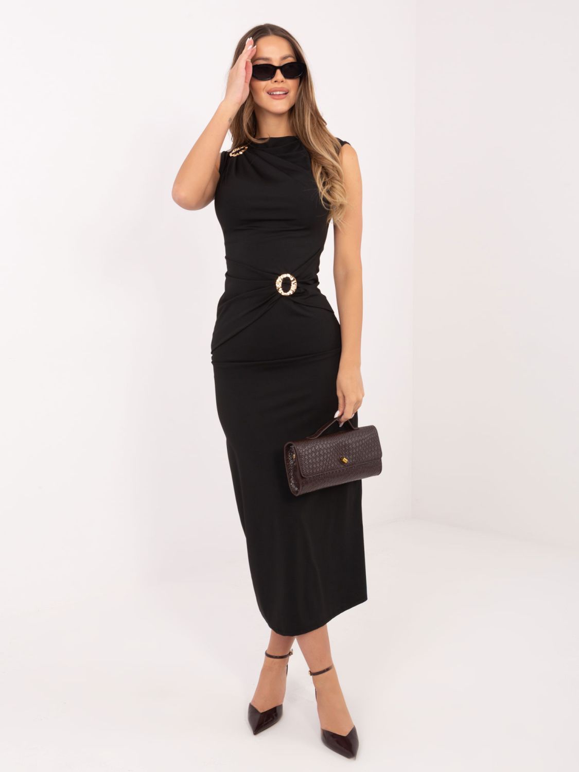 Elegantna črna midi obleka z vodoravnim izrezom