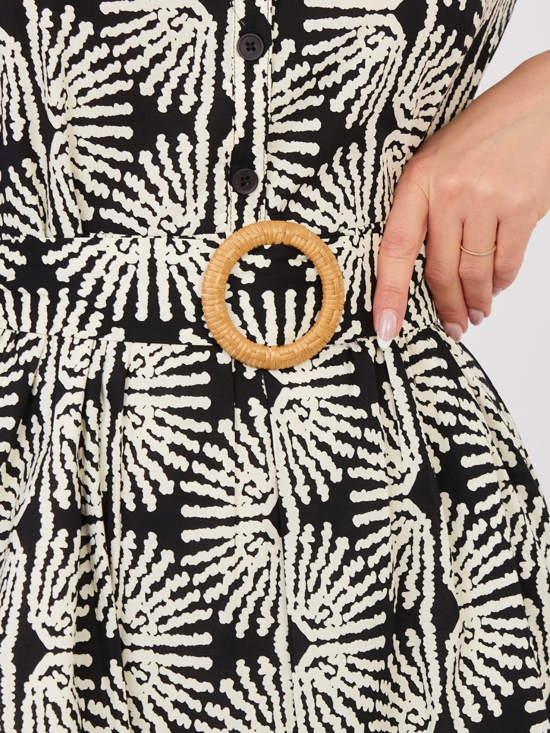 Črna obleka s pasom in volanom