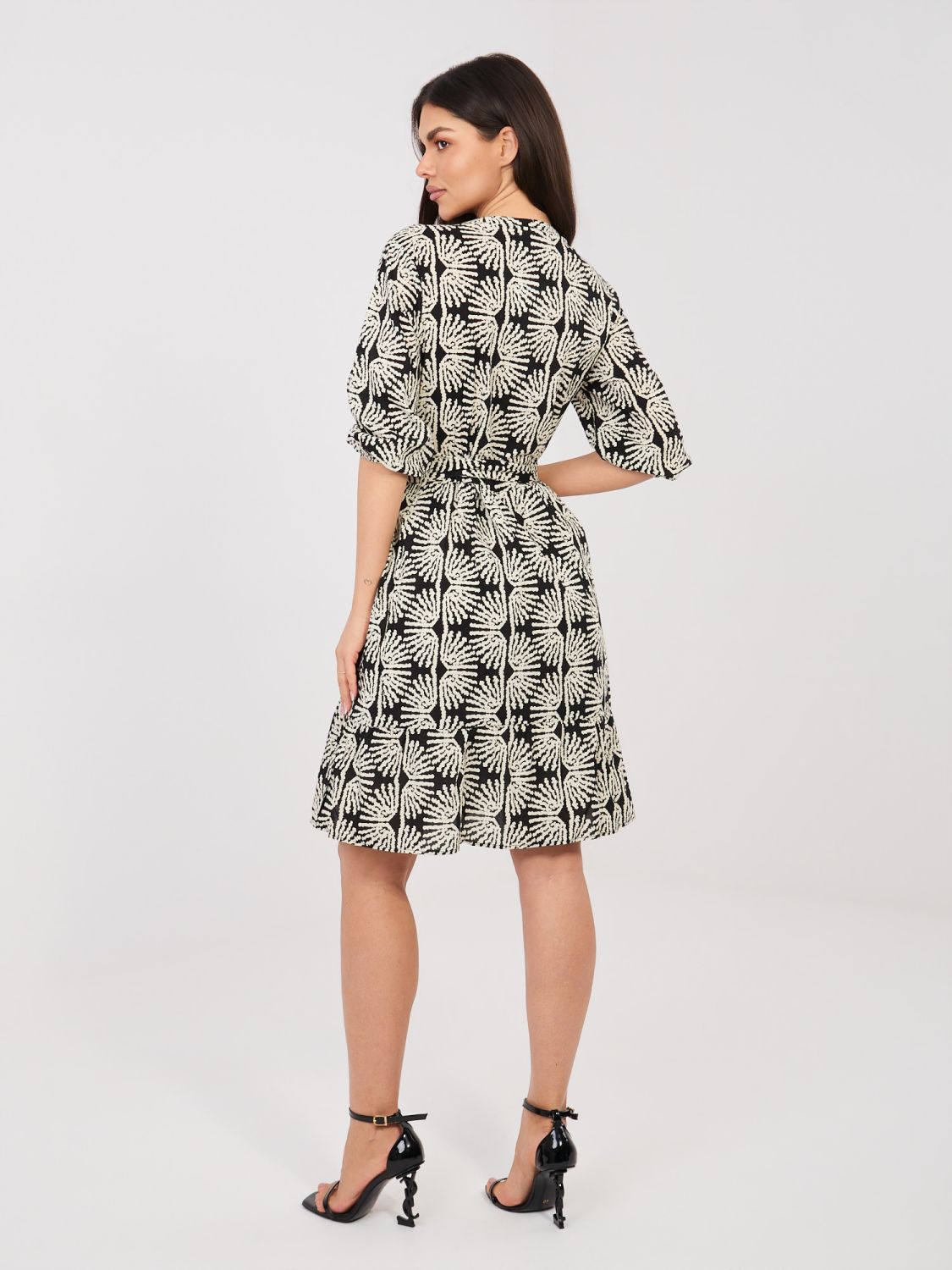 Črna obleka s pasom in volanom