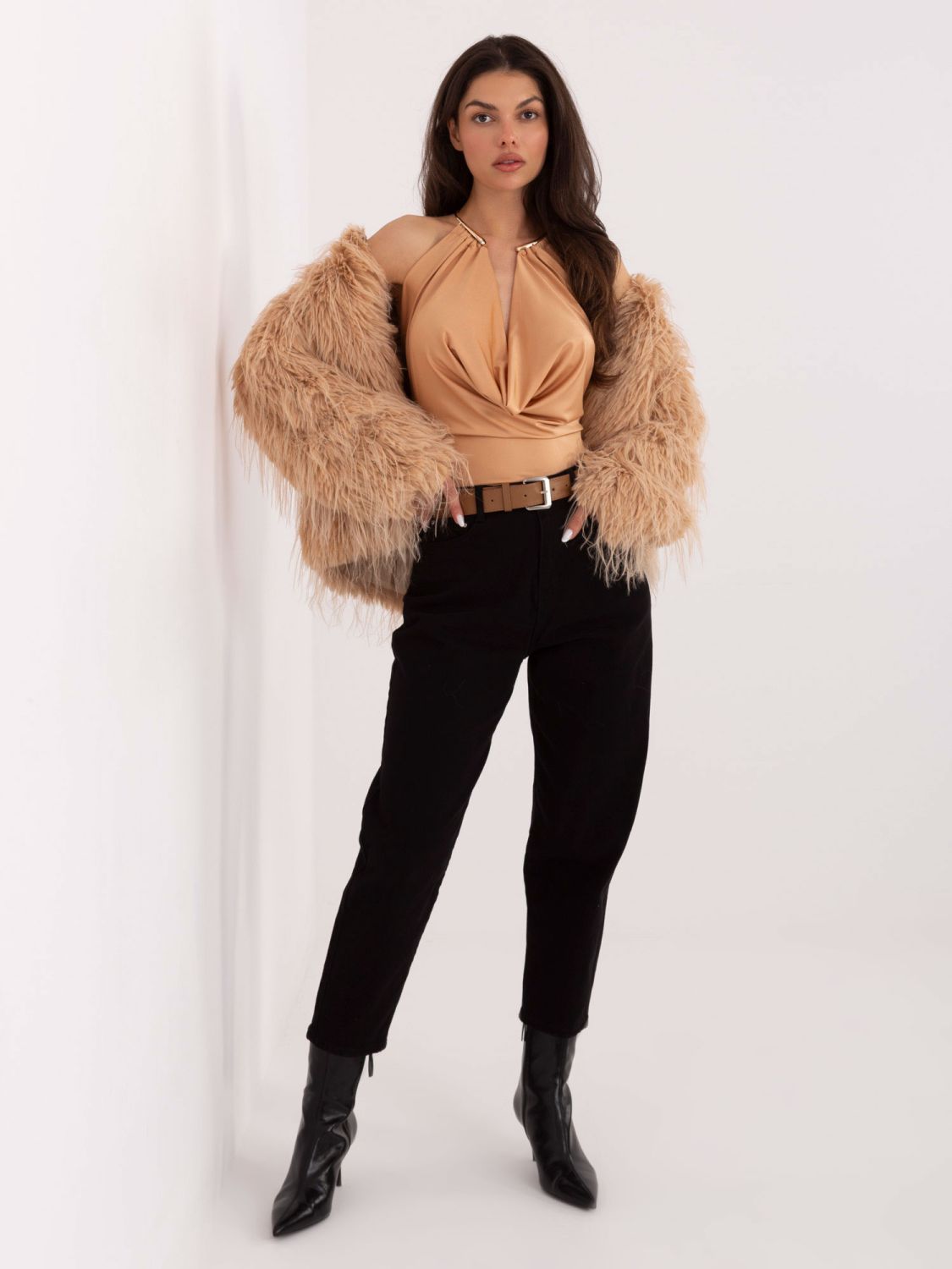 Črne mom jeans hlače s pasom