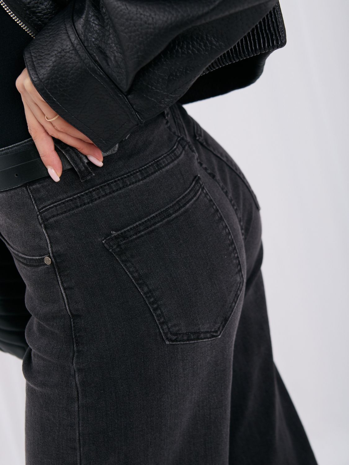 Črne mom jeans z visokim pasom