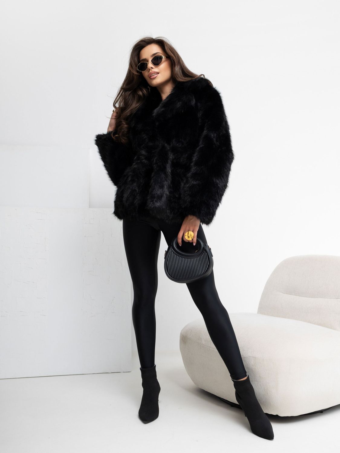Elegantna kratka volnena jakna s pasom