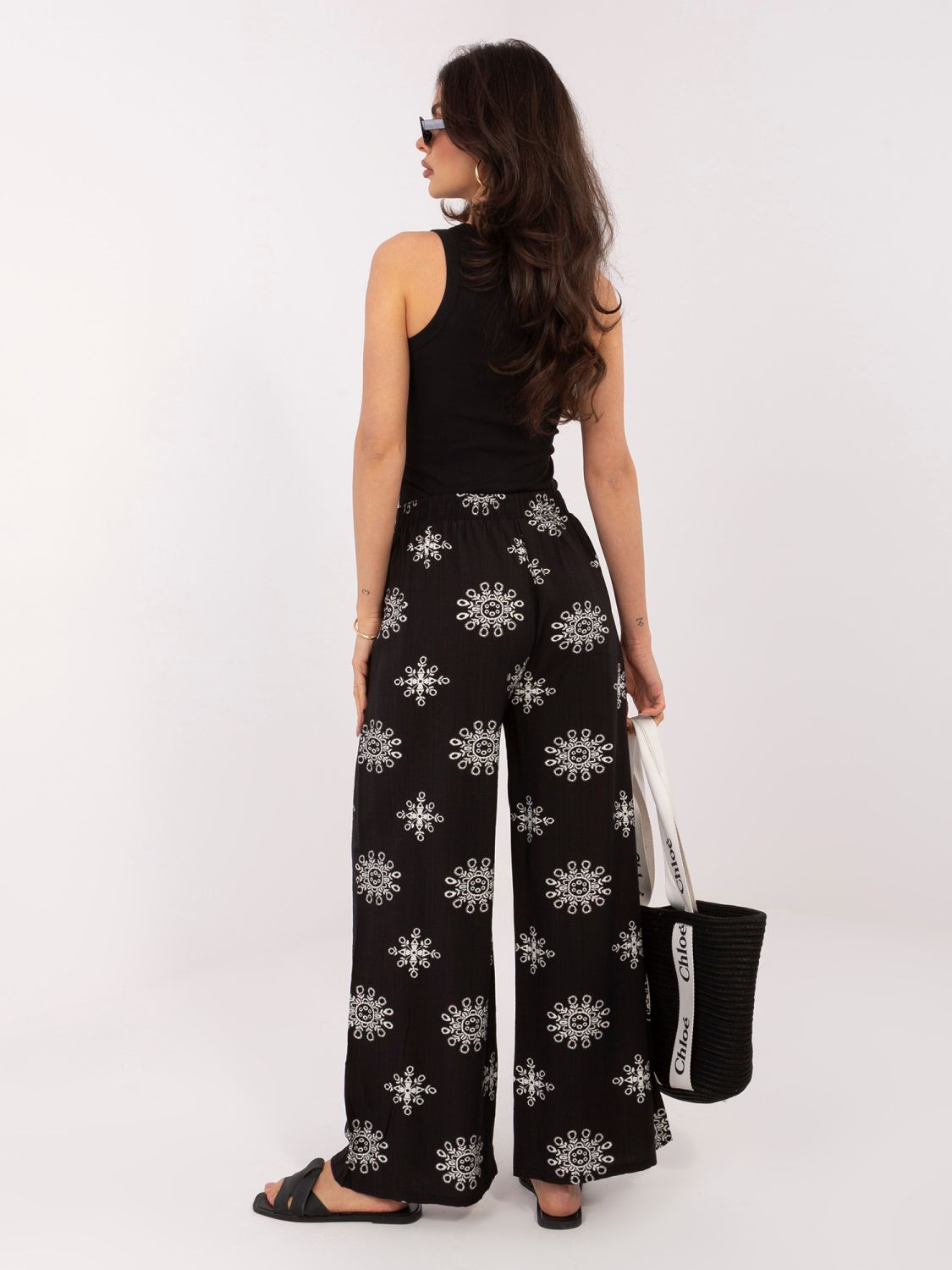 Črne palazzo hlače s pasom in potiskom