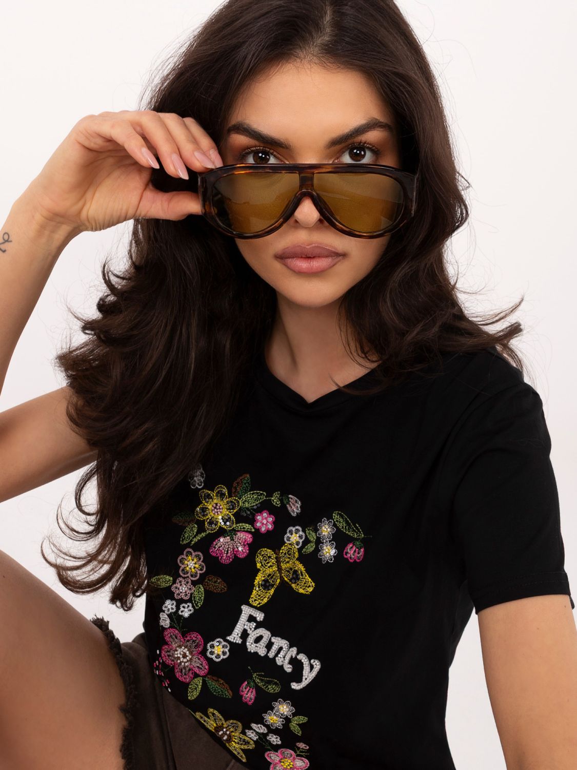 Črna majica z aplikacijo in vezenjem