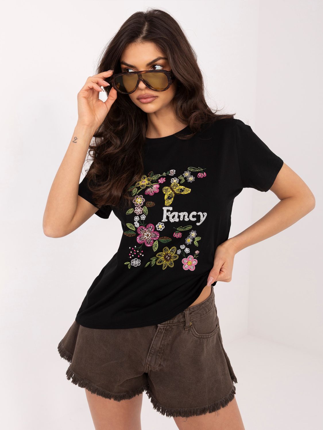 Črna majica z aplikacijo in vezenjem