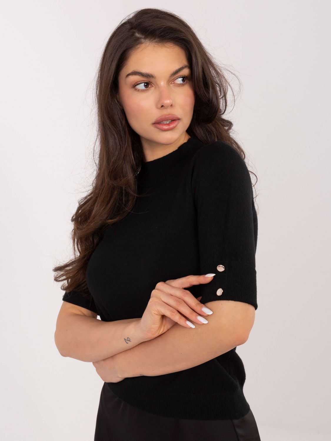 Eleganten črn pulover s stoječim ovratnikom in gumbi